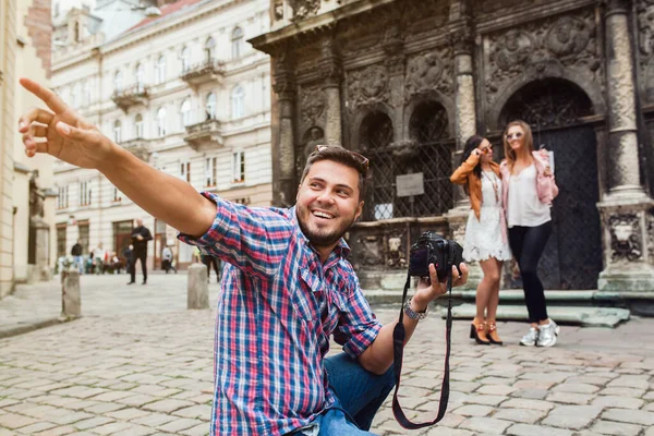 Mladý Muž Fotograf Fotí Drží Digitální Fotoaparát Dívky Pózují Pozadí — Stock fotografie