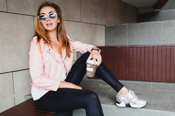 Joven Hermosa Mujer Hipster Con Estilo Chaqueta Cuero Rosa Estilo —  Fotos de Stock