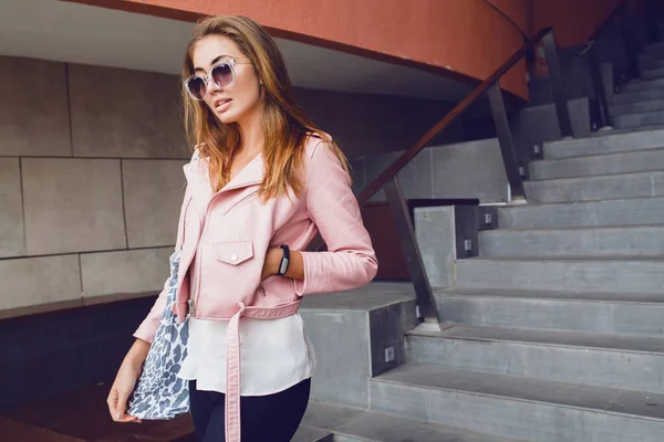 Jovem Mulher Bonita Viajando Europa Férias Verão Óculos Sol Jaqueta — Fotografia de Stock