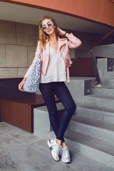 Joven Hermosa Mujer Que Viaja Europa Vacaciones Verano Gafas Sol — Foto de Stock