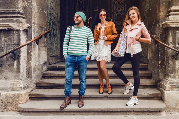 Jovem Companhia Hipster Amigos Viajando Estilo Vintage Férias Europa Óculos — Fotografia de Stock