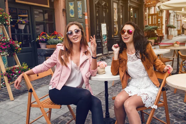 Zwei Junge Stilvolle Frauen Sitzen Café Reden Tratschen Stilvolles Trendiges — Stockfoto