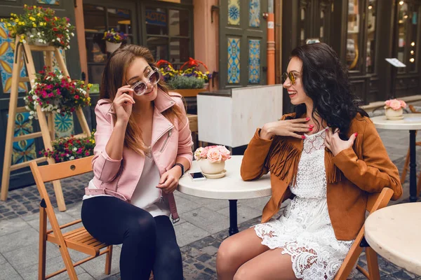 Duas Jovens Mulheres Elegantes Sentadas Café Conversando Fofocando Roupa Elegante — Fotografia de Stock