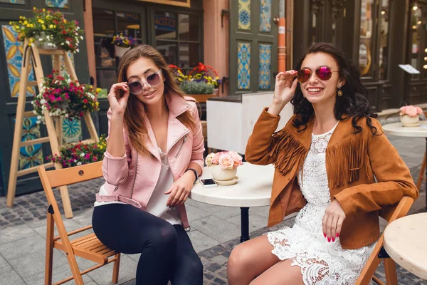 Zwei Junge Stilvolle Frauen Sitzen Café Reden Tratschen Stilvolles Trendiges — Stockfoto