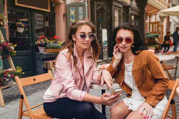 Zwei Junge Schöne Hipster Frauen Sitzen Café Stylisches Trendiges Outfit — Stockfoto