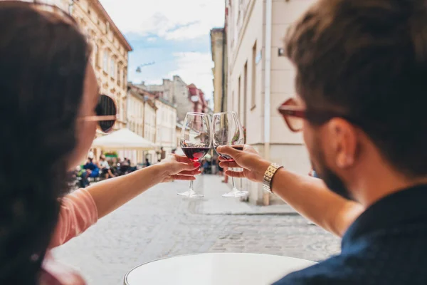 Hände Nahaufnahme Eines Paares Beim Anstoßen Von Gläsern Wein Reisen — Stockfoto