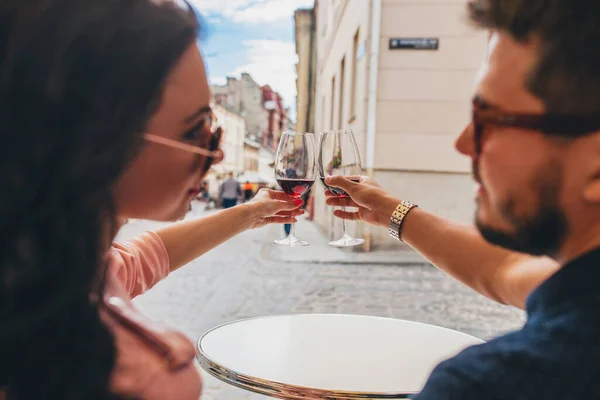 Hände Nahaufnahme Eines Paares Beim Anstoßen Von Gläsern Wein Reisen — Stockfoto