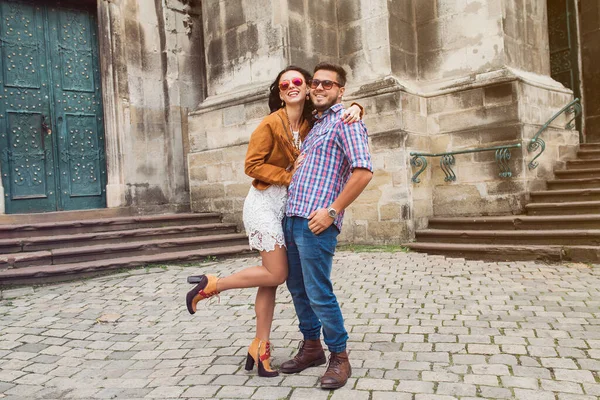 Pareja Joven Enamorada Viajando Estilo Vintage Vacaciones Europa Luna Miel — Foto de Stock