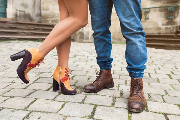 年轻夫妇爱好旅行 老式风格 欧罗巴度假 老城区中心 腿特写 羊皮鞋 秋季流行趋势 时尚细节 — 图库照片