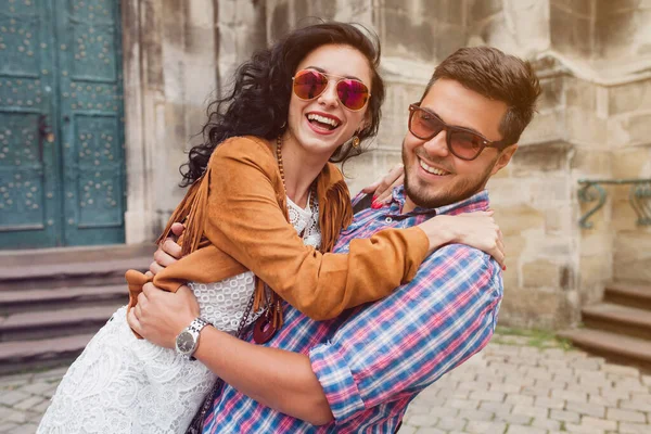 年轻夫妇恋爱旅行 老式风格 欧罗巴度假 蜜月旅行 太阳镜 旧城区中心 心情愉快 面带微笑 — 图库照片