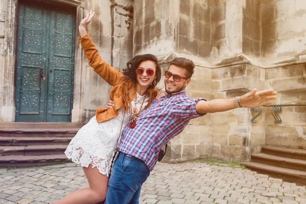 Divertida Pareja Joven Enamorada Viajando Estilo Vintage Vacaciones Europa Luna — Foto de Stock