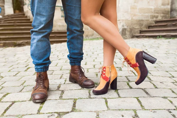 Pareja Joven Enamorada Viajando Estilo Vintage Vacaciones Europa Centro Ciudad — Foto de Stock