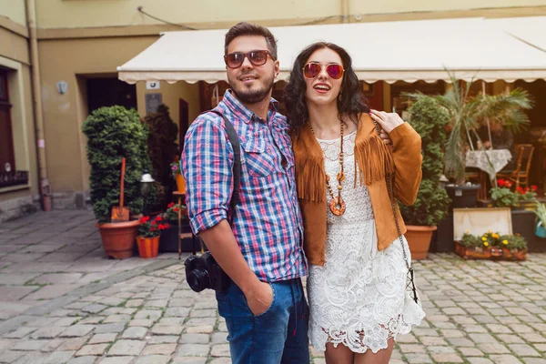 恋爱中的男女青年四处游历欧洲 放暑假 蜜月旅行 戴眼镜 快乐微笑 — 图库照片