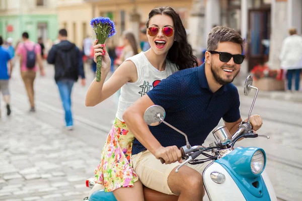 Joven Hermosa Pareja Hipster Montar Moto Calle Ciudad Vacaciones Verano — Foto de Stock