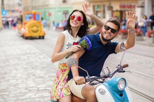 Joven Hermosa Pareja Hipster Montar Moto Calle Ciudad Vacaciones Verano — Foto de Stock