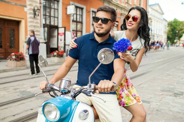 Joven Hermosa Pareja Hipster Montar Moto Calle Ciudad Vacaciones Verano — Foto de Stock