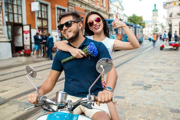 Joven Hermosa Pareja Hipster Montar Moto Calle Ciudad Vacaciones Verano — Foto de Stock