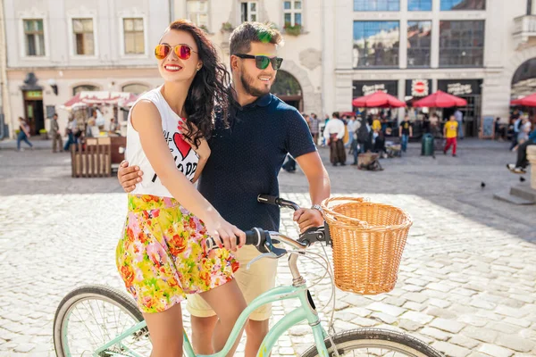 Joven Hermosa Pareja Hipster Amor Caminando Con Bicicleta Calle Ciudad — Foto de Stock