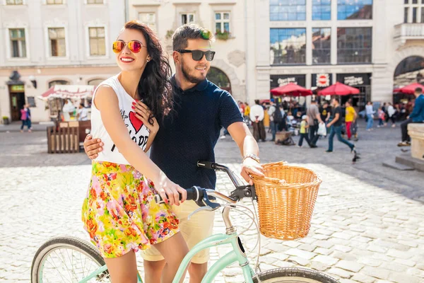 Joven Hermosa Pareja Hipster Amor Caminando Con Bicicleta Calle Ciudad — Foto de Stock