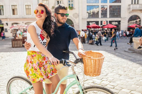 Joven Hermosa Pareja Hipster Amor Caminando Con Bicicleta Calle Ciudad — Foto de Stock