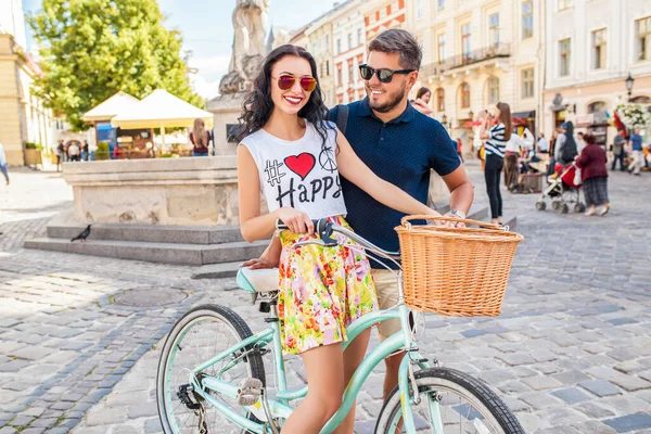 Joven Hermosa Pareja Hipster Amor Caminando Con Bicicleta Calle Ciudad — Foto de Stock