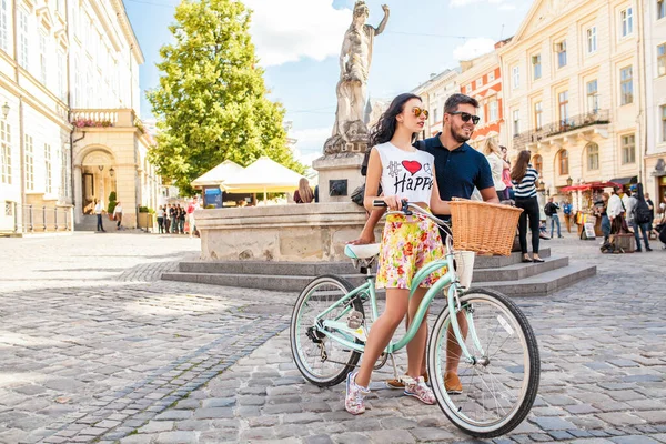 Jovem Casal Hipster Bonito Amor Andando Com Bicicleta Rua Cidade — Fotografia de Stock