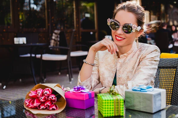 Joven Mujer Hermosa Con Estilo Gafas Sol Moda Sentado Cafetería —  Fotos de Stock