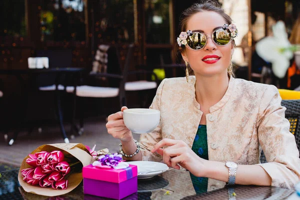 Mujer Joven Elegante Gafas Sol Moda Sentado Cafetería Celebración Taza —  Fotos de Stock