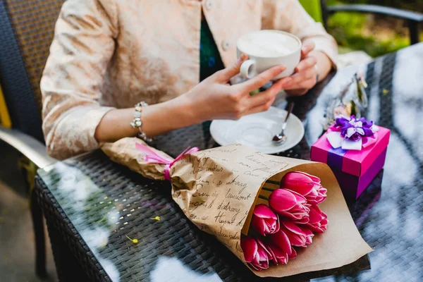 Mladá Stylová Žena Sedící Kavárně Držící Pohár Pitím Cappuccino Usmívající — Stock fotografie