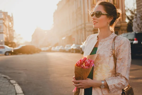 Jovem Mulher Bonita Elegante Andando Rua Cidade Pôr Sol Férias — Fotografia de Stock