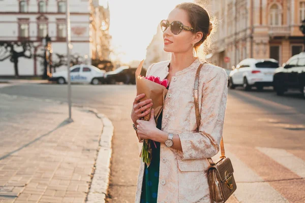 Joven Elegante Hermosa Mujer Caminando Calle Ciudad Puesta Del Sol —  Fotos de Stock