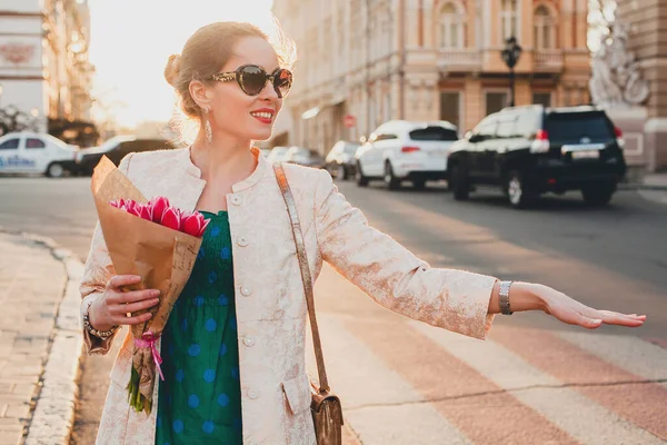 Ung Snygg Vacker Kvinna Promenader Stadens Gata Solnedgången Fånga Taxi — Stockfoto