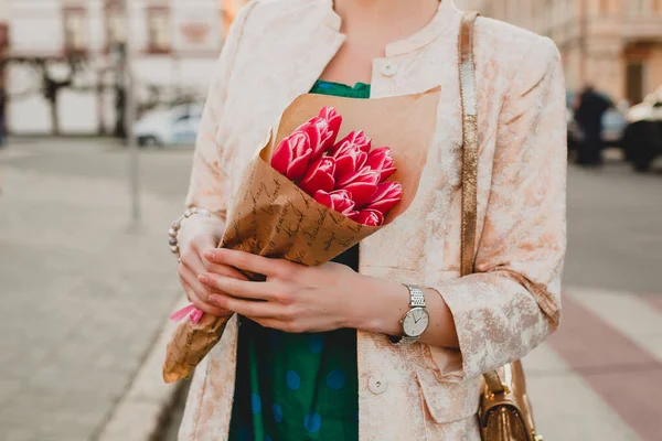 Mãos Mulher Elegante Segurando Buquê Flores Estilo Elegante Tulipas Humor — Fotografia de Stock