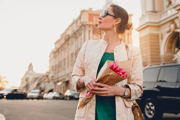 Porträtt Ung Snygg Attraktiv Kvinna Promenader Staden Gata Mode Vår — Stockfoto