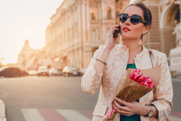 Porträtt Ung Snygg Attraktiv Kvinna Promenader Staden Gata Mode Vår — Stockfoto