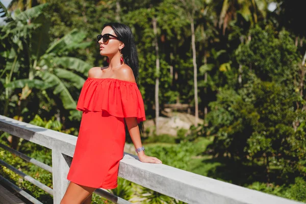 Jovem Elegante Mulher Sexy Vestido Verão Vermelho Terraço Hotel Tropical — Fotografia de Stock