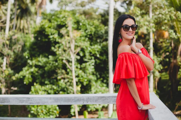 Jovem Elegante Mulher Sexy Vestido Verão Vermelho Terraço Hotel Tropical — Fotografia de Stock