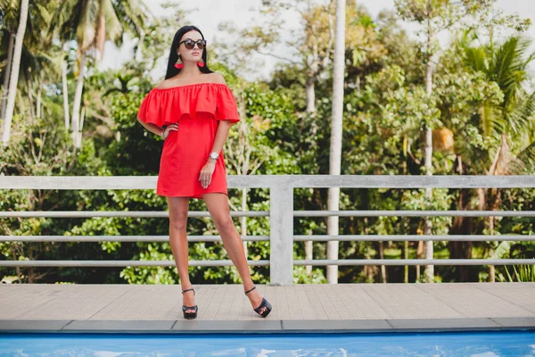 Молодая Стильная Сексуальная Женщина Красном Летнем Платье Стоящая Террасе Тропическом — стоковое фото