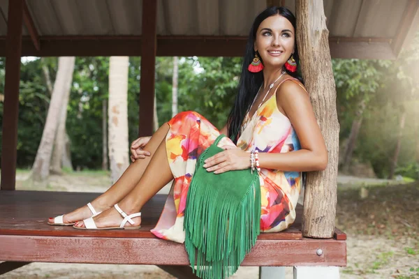 Renkli Elbiseli Genç Seksi Kadın Yaz Hippi Tarzı Tropik Tatil — Stok fotoğraf
