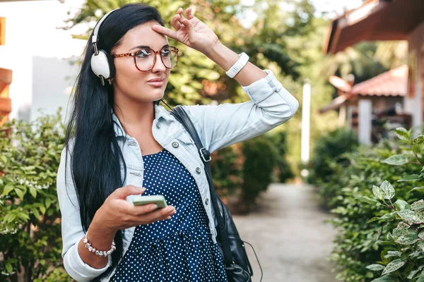 Jovem Mulher Bonita Elegante Usando Smartphone Fones Ouvido Óculos Verão — Fotografia de Stock
