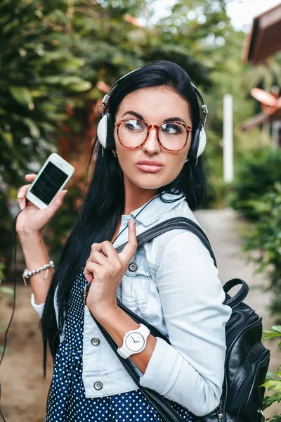 Ung Vacker Snygg Kvinna Med Hjälp Smartphone Hörlurar Glasögon Sommar — Stockfoto