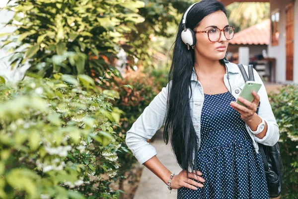 Jovem Mulher Bonita Elegante Usando Smartphone Fones Ouvido Óculos Verão — Fotografia de Stock