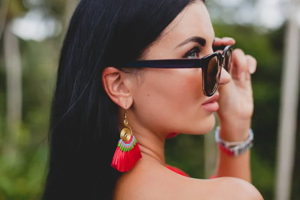 Jovem Elegante Mulher Sexy Vestido Verão Vermelho Terraço Hotel Tropical — Fotografia de Stock