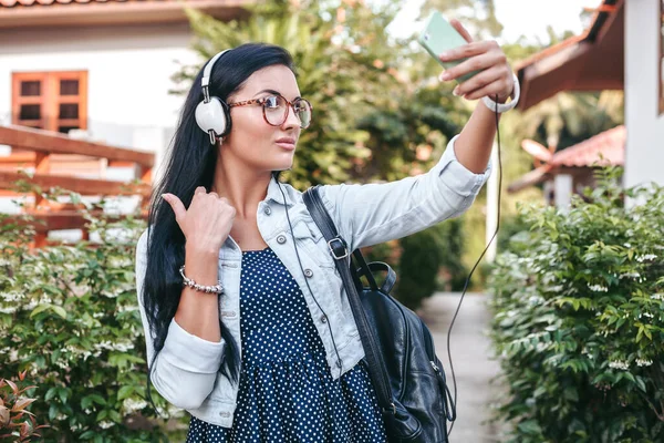 Jovem Mulher Elegante Andando Com Smartphone Ouvindo Música Fones Ouvido — Fotografia de Stock
