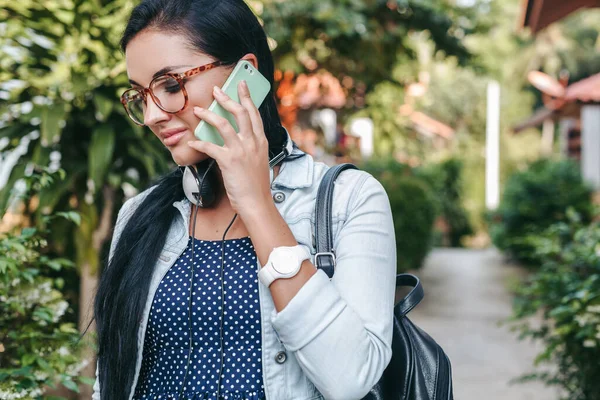 Wanita Muda Bergaya Indah Berbicara Smartphone Headphone Kacamata Mata Musim — Stok Foto