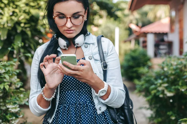 Muda Cantik Gaya Wanita Menggunakan Smartphone Headphone Kacamata Mata Musim — Stok Foto