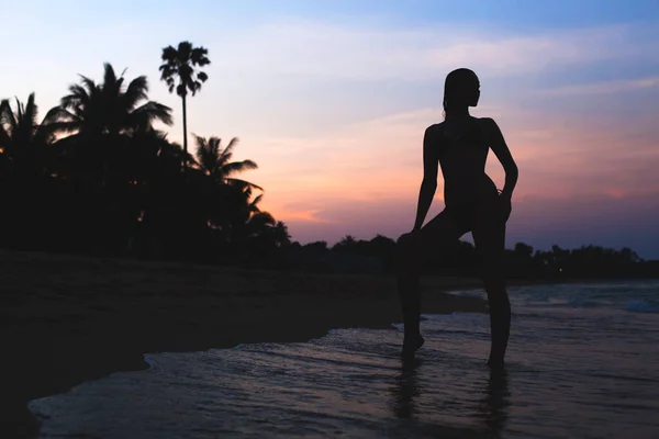 Młoda Piękna Szczupła Kobieta Stojąca Plaży Świcie Tropikalne Wakacje Palmówka — Zdjęcie stockowe