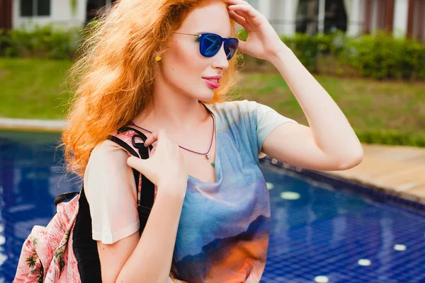 Young Beautiful Ginger Woman Walking Pool Backpack Relaxed Happy Summer — Stock Photo, Image