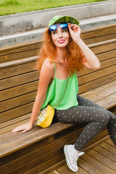 Молодая Стильная Рыжая Хипстерша Сидящая Скамейке Зеленая Кепка Леггинсы Кошелек — стоковое фото