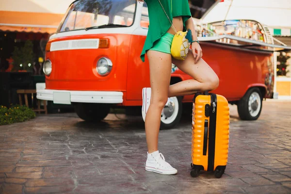 若い美しいセクシーな女性 ヒップスタースタイル 旅行者 緑のショートパンツ トップ オレンジのスーツケース 世界中を旅 夏休み カラフルな 足を閉じる — ストック写真